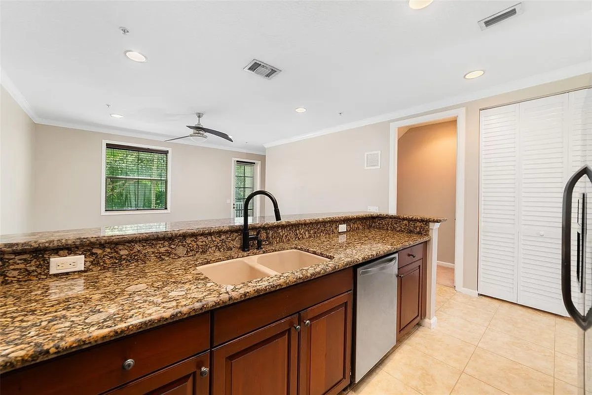 4 bed, 4.0 bath, 1880 sqft, $3,100 — Photo 4