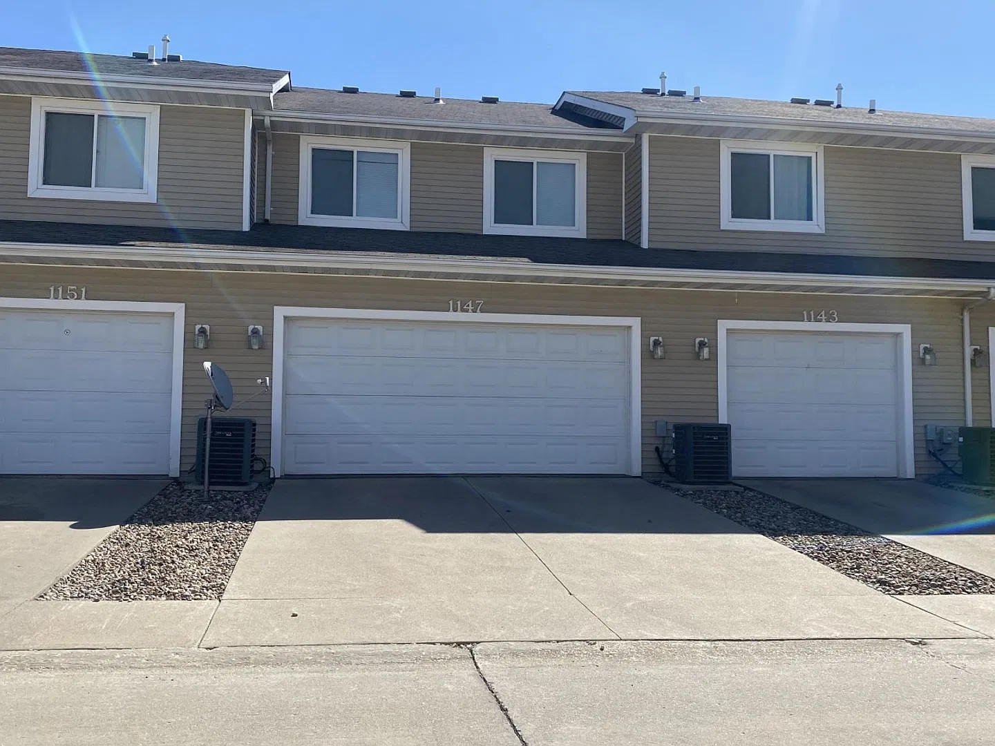1147 NE 7th Ln - Townhome w/ Attached Garage For Rent — Photo 2