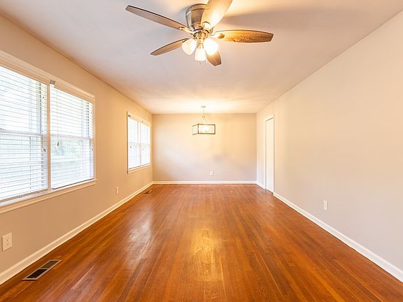 4th image of 2317 White Oak Dr