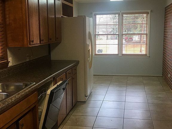 Kitchen w/breakfast nook