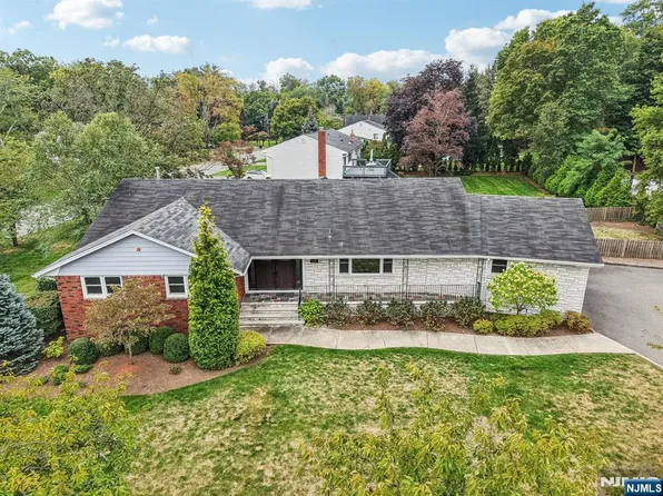 676 Kingsbridge Ln, Ridgewood, NJ 07450