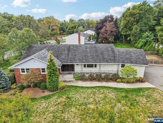 676 Kingsbridge Ln, Ridgewood, NJ 07450