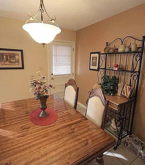 105 Catalpa Dr — Photo 10