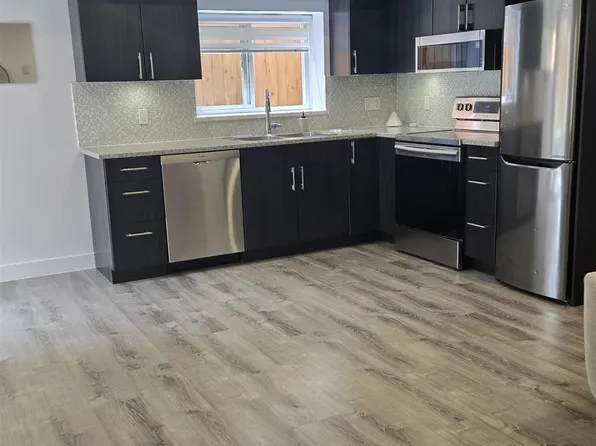 17 Parkdale Pl, Pt Moody, BC V3H 4K8