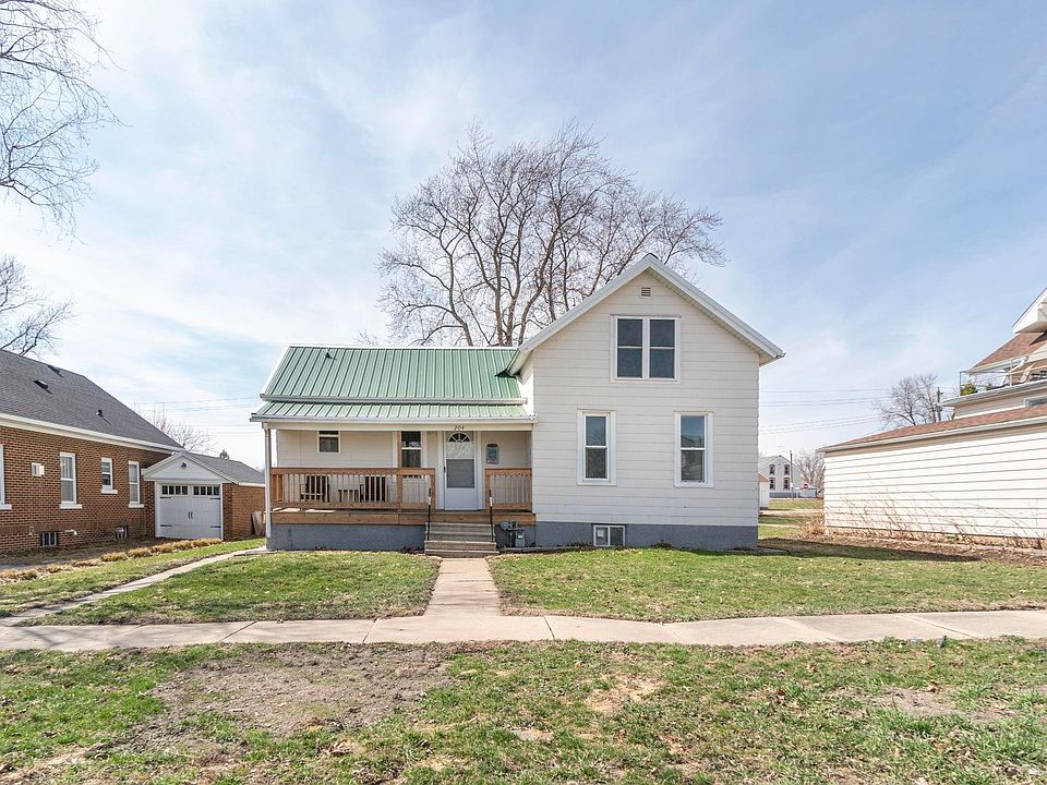 1st image of 204 1st St NE