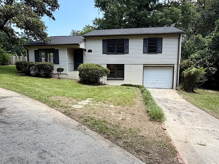 107 Stanley Ter — Photo 1