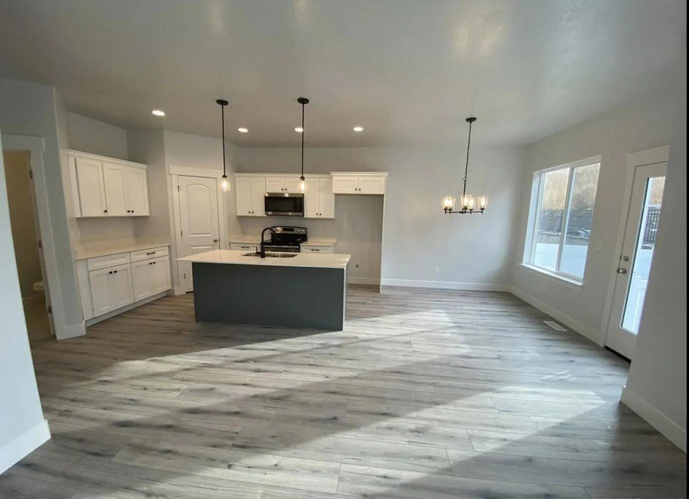 3 bed, 2.5 bath, 2296 sqft, $2,199 — Photo 2