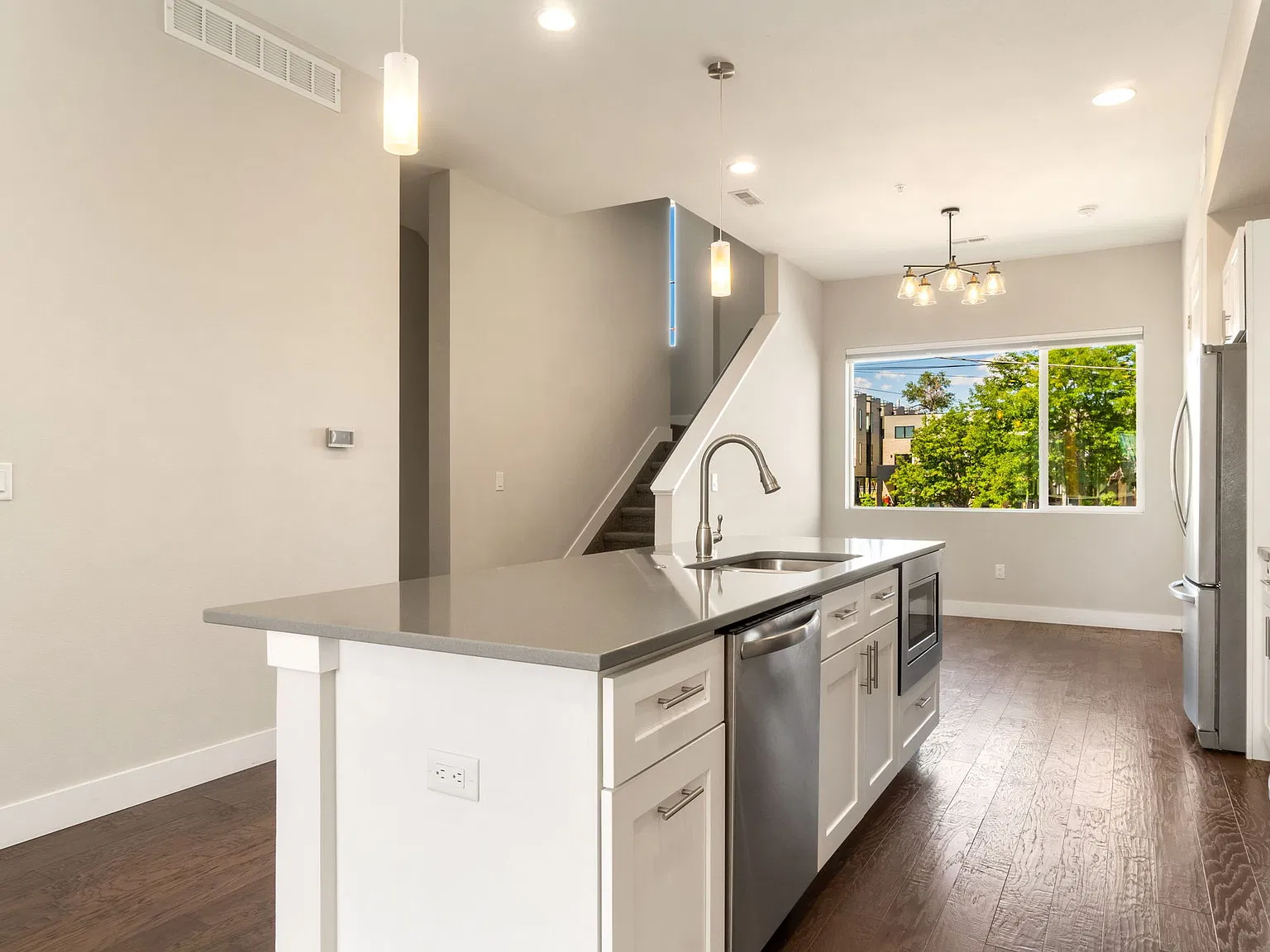 3 bed, 1901 sqft, $4,200 — Photo 4