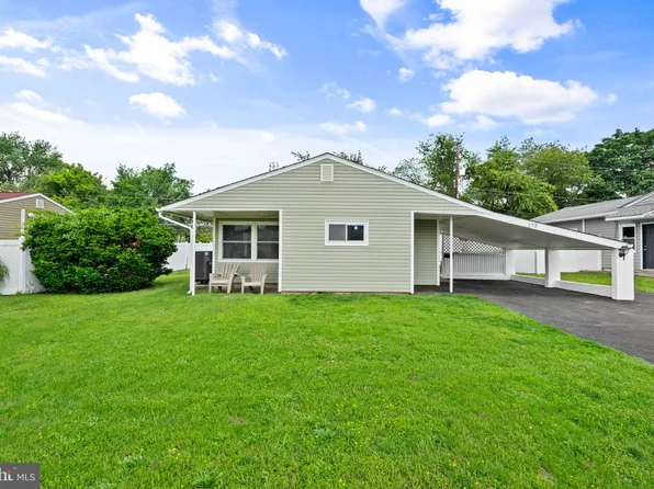 273 Pinewood Dr, Levittown, PA 19054