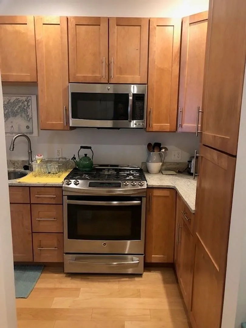 Studio Available September 1st!! - Fully Furnished - Great Portland Location! — Photo 3
