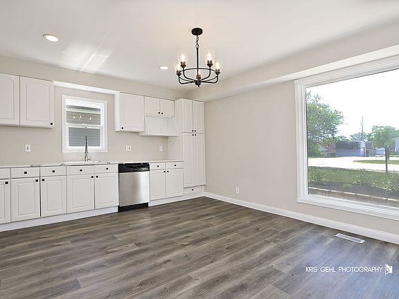 3rd image of 1401 N Park Dr