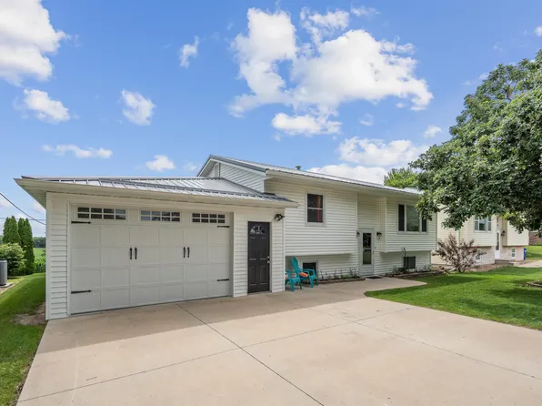 235 Easy St, Winthrop, IA 50682