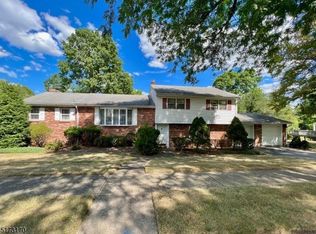 16 Clinton Ln, Wayne, NJ 07470