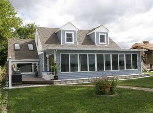 813 W Northeast Shore Dr, McHenry, IL 60051