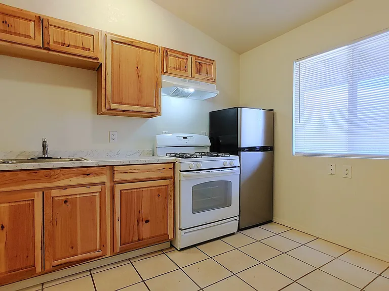 516 Candelaria Rd NW — Photo 3