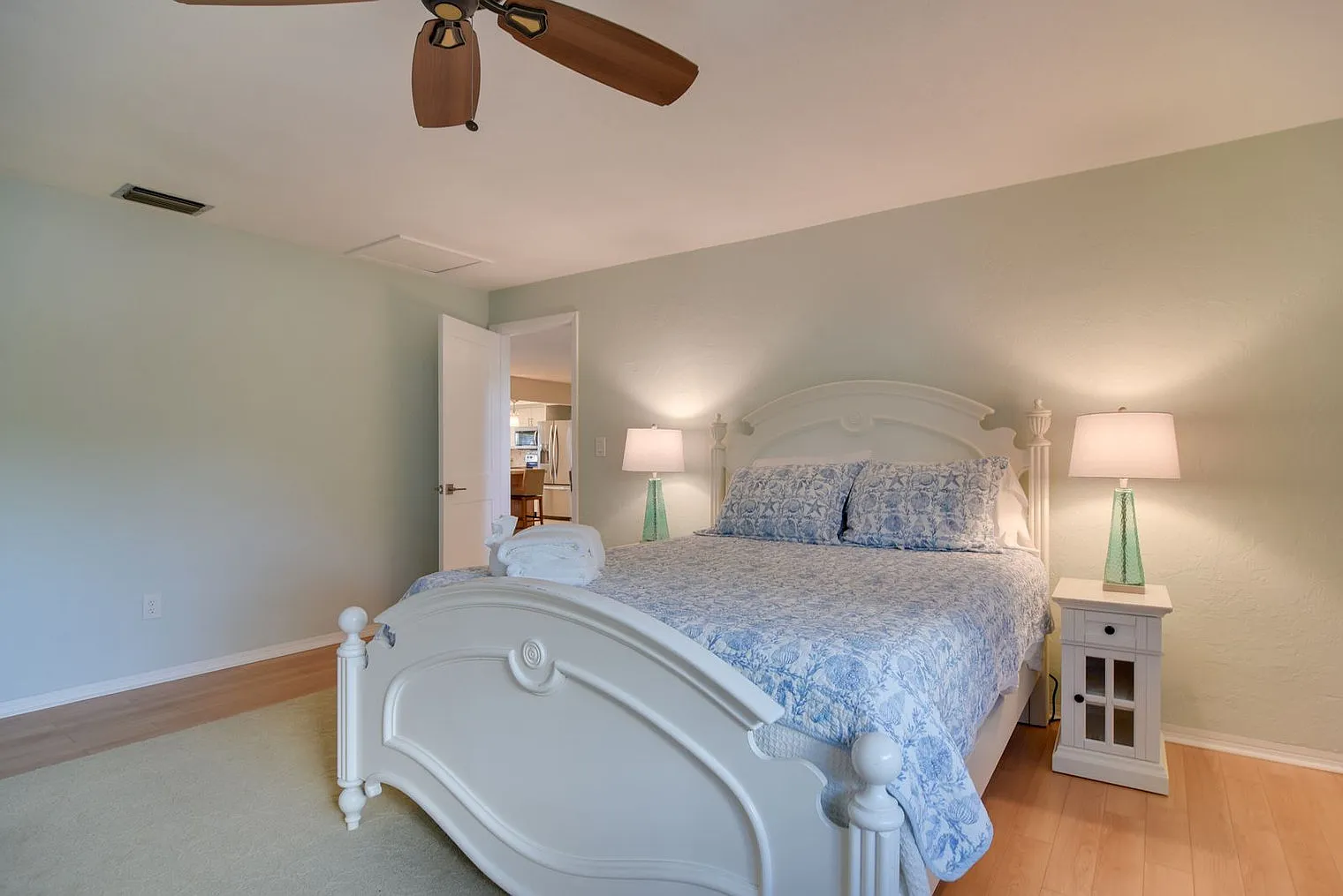 3 bed, 2.0 bath, 1894 sqft, $8,178 — Photo 4