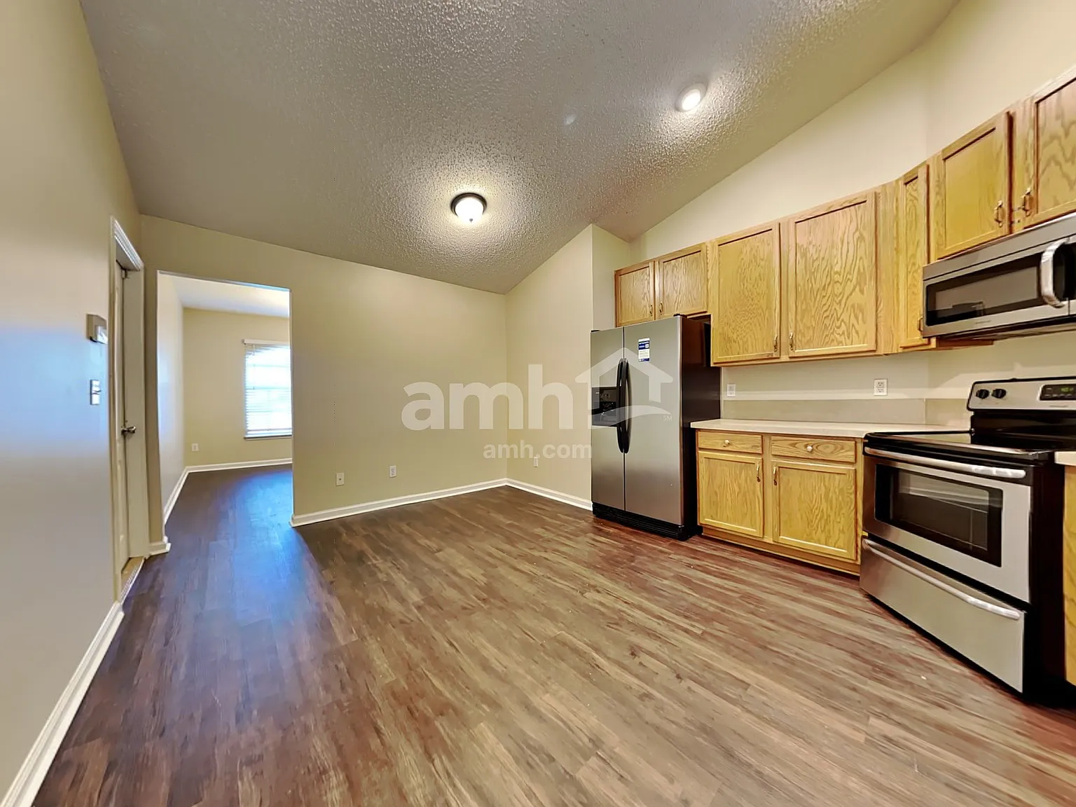 3 bed, 2.0 bath, 1932 sqft, $2,090 — Photo 3