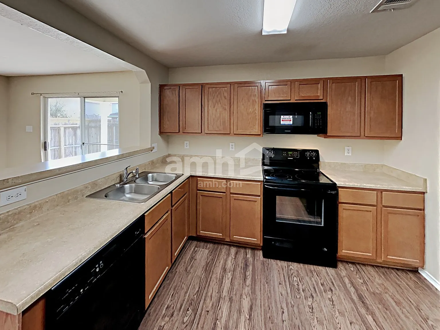 3 bed, 2.5 bath, 1812 sqft, $1,820 — Photo 3