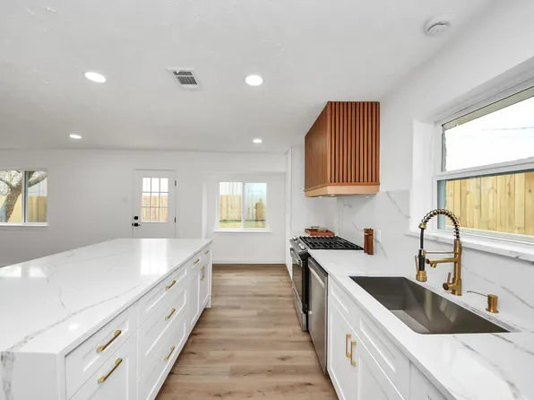 717 Phyllis Ct, Conroe, TX 77303