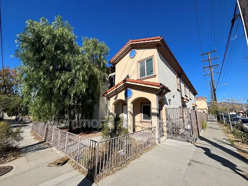 1 bed, 1.5 bath, 950 sqft, $2,195 — Photo 2