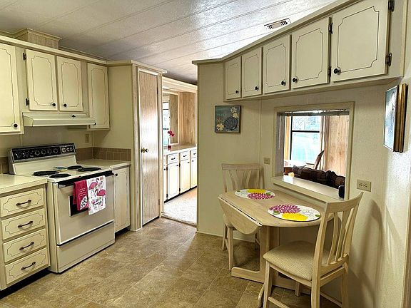 2nd image of 3049 Junction Cir