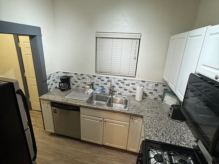 916 E 6th St #916 — Photo 11