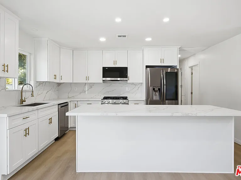 1832 N Summit Ave — Photo 2