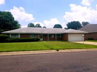 502 Country Club Dr, Pekin, IL 61554