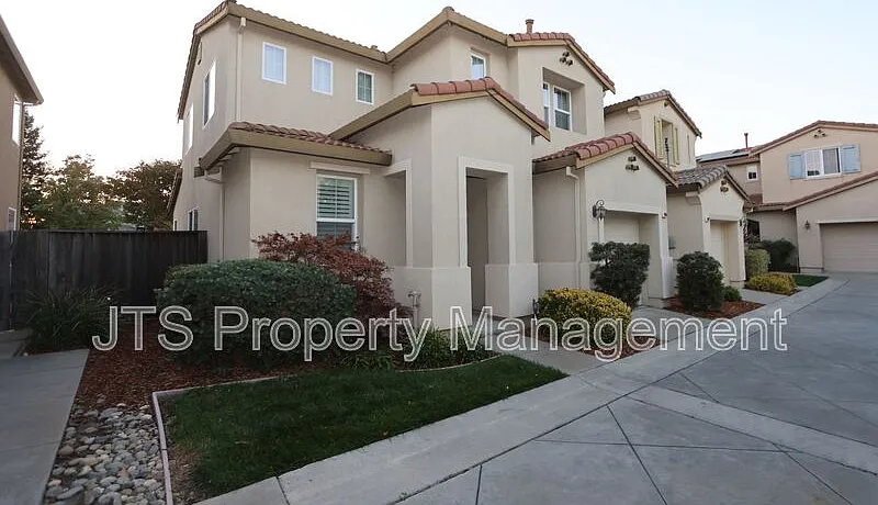 3 bed, 2.0 bath, 2613 sqft, $2,595 — Photo 1
