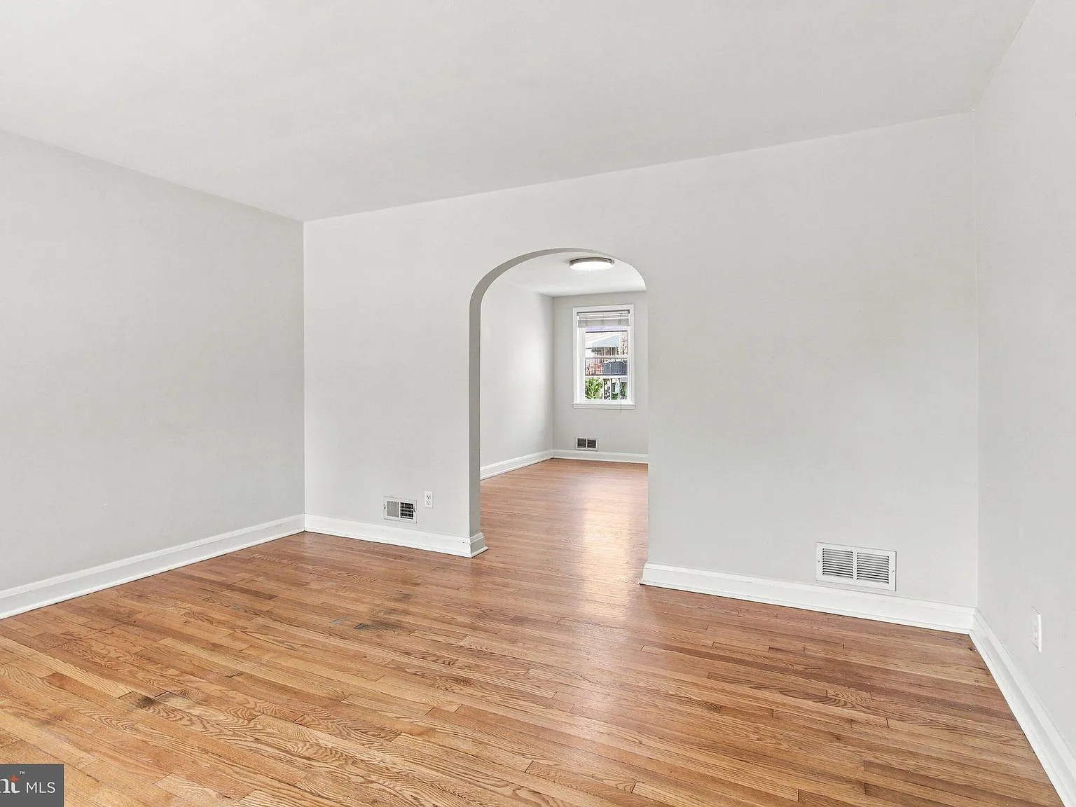 3 bed, 1.5 bath, 1350 sqft, $2,200 — Photo 4