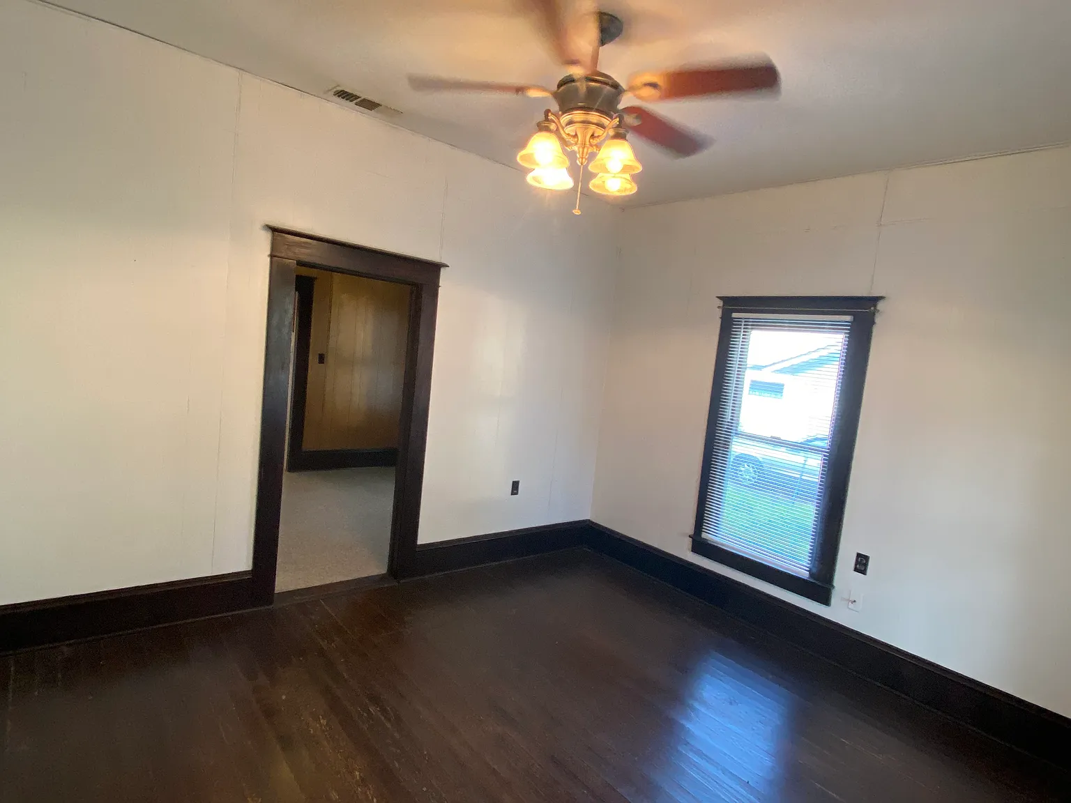 710 W Erwin Ave — Photo 3