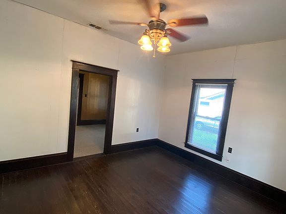 3rd image of 710 W Erwin Ave
