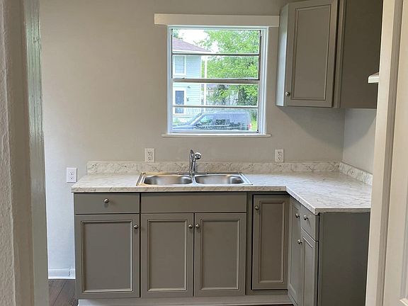 5th image of 2632 Foster St