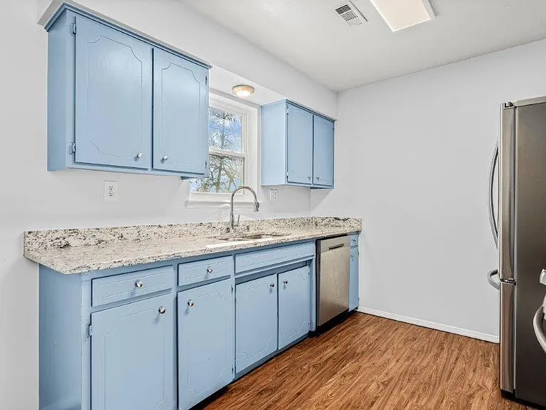 904 SE 4th St — Photo 5