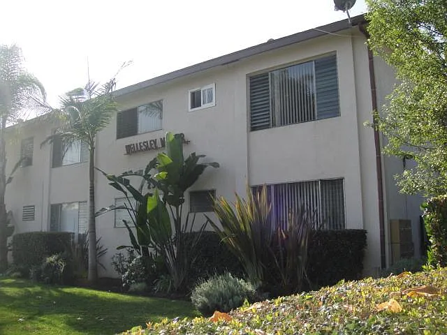 2329 Wellesley Ave #9 — Photo 2