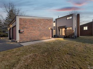 25033 Woodvale Dr N, Southfield, MI 48034