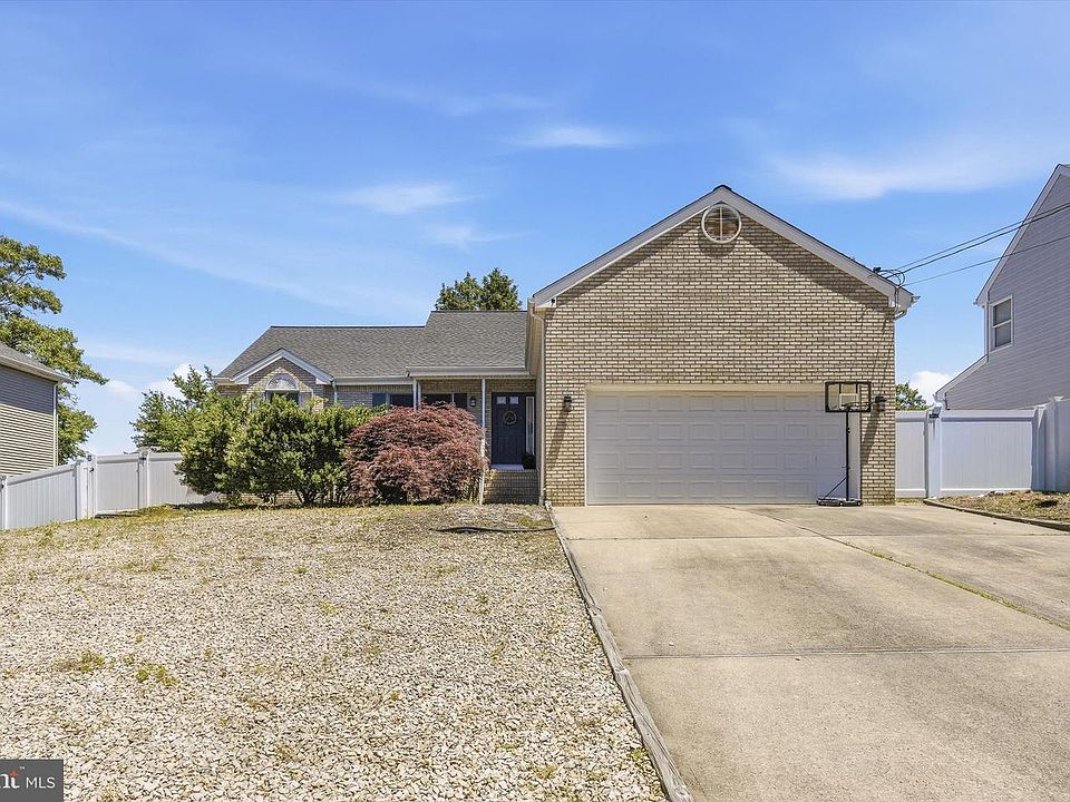 1st image of 515 Coral Ln
