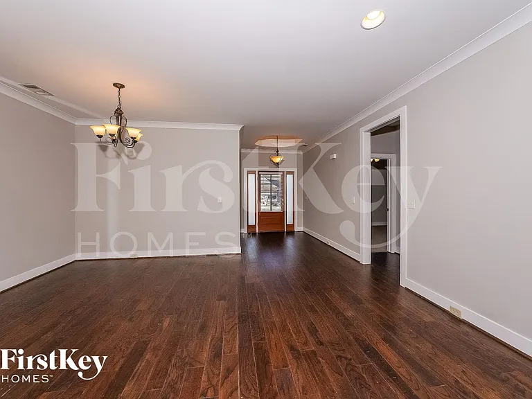 2044 Highview Way — Photo 3