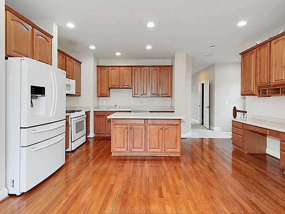 3rd image of 6913 Stanwick Sq