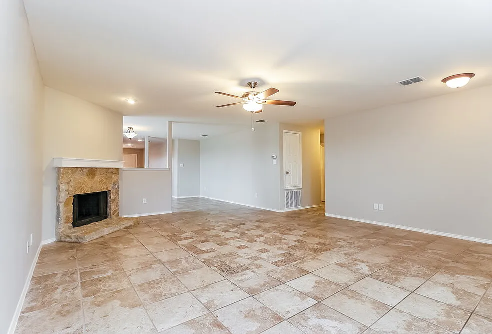3 bed, 2.0 bath, 1895 sqft, $2,275 — Photo 3