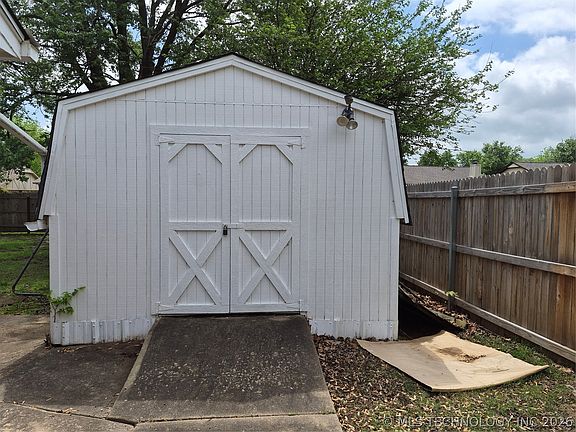 3rd image of 1453 Paradise Ln
