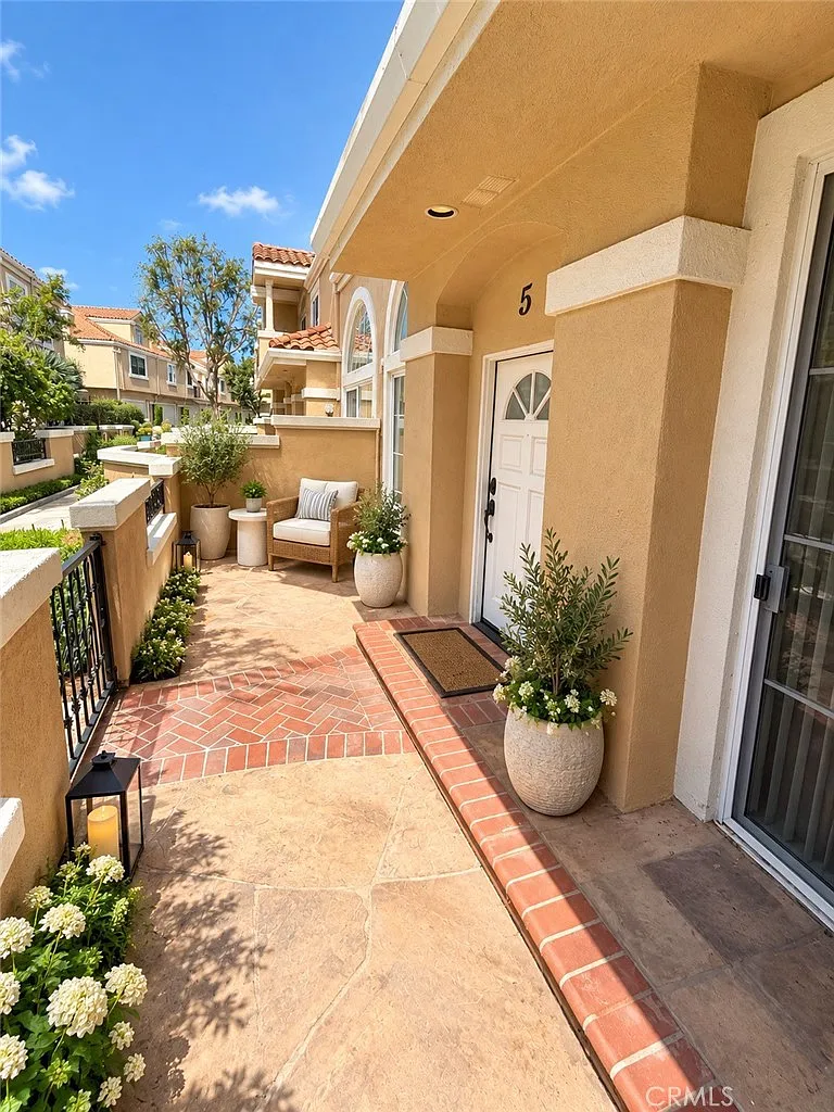2 bed, 2.5 bath, 1327 sqft, $3,800 — Photo 3