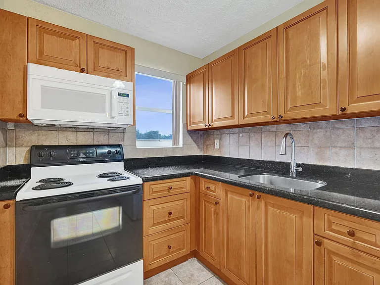 111 SE 4th Ave #8 — Photo 3