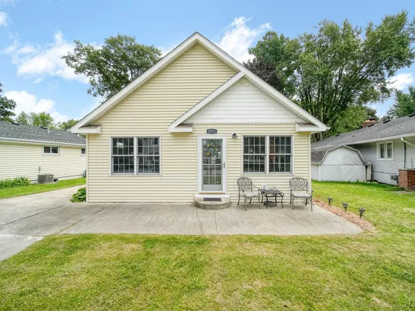 2571 Parkway Dr, Manitou Beach, MI 49253