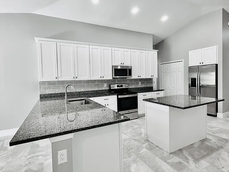 489 Lenox Ave — Photo 9
