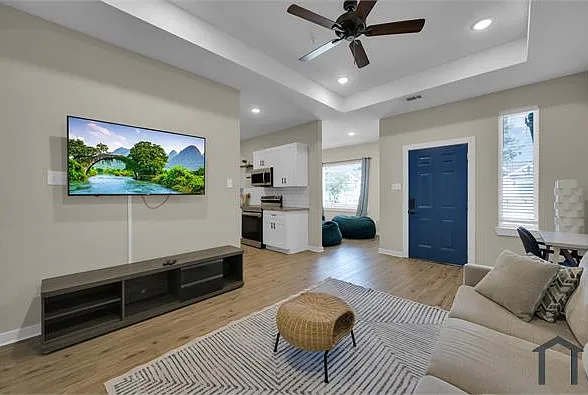 2 bed, 1215 sqft, $2,200 — Photo 4