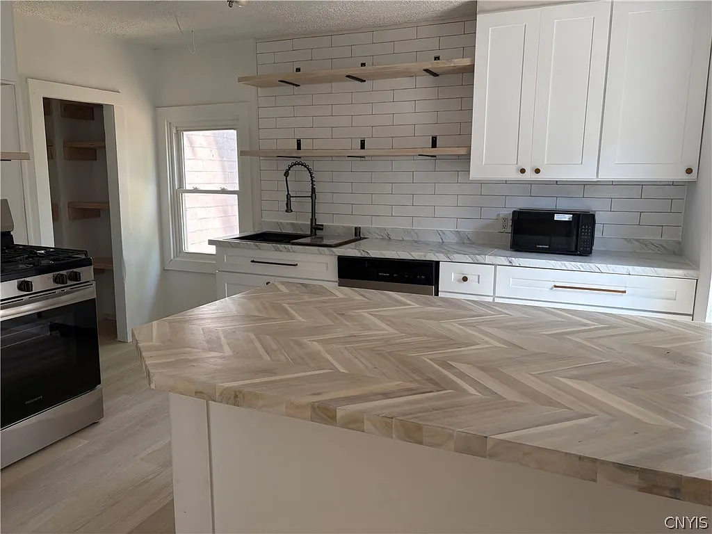 5 bed, 1.0 bath, 1252 sqft, $1,800 — Photo 3