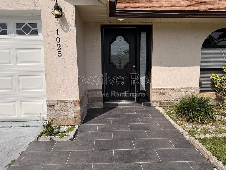 1025 Derbyshire Dr — Photo 2