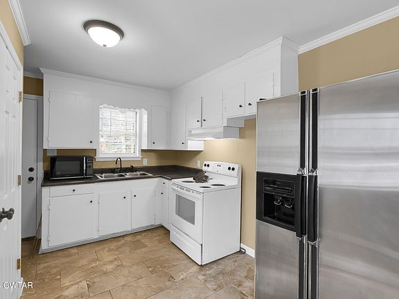 4th image of 929 E College St