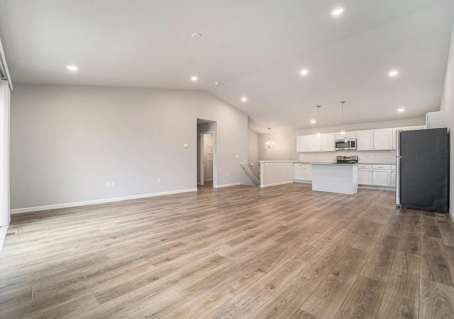 1 Month FREE Rent! Applied to Your First Full Month. Terms & Conditions Apply. — Photo 3